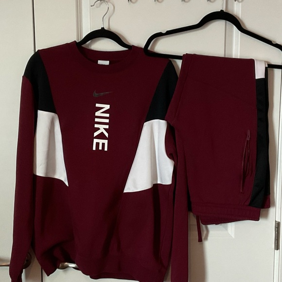 Nike Other - Nike Burgundy, White & Black Colorblock Sweatsuit